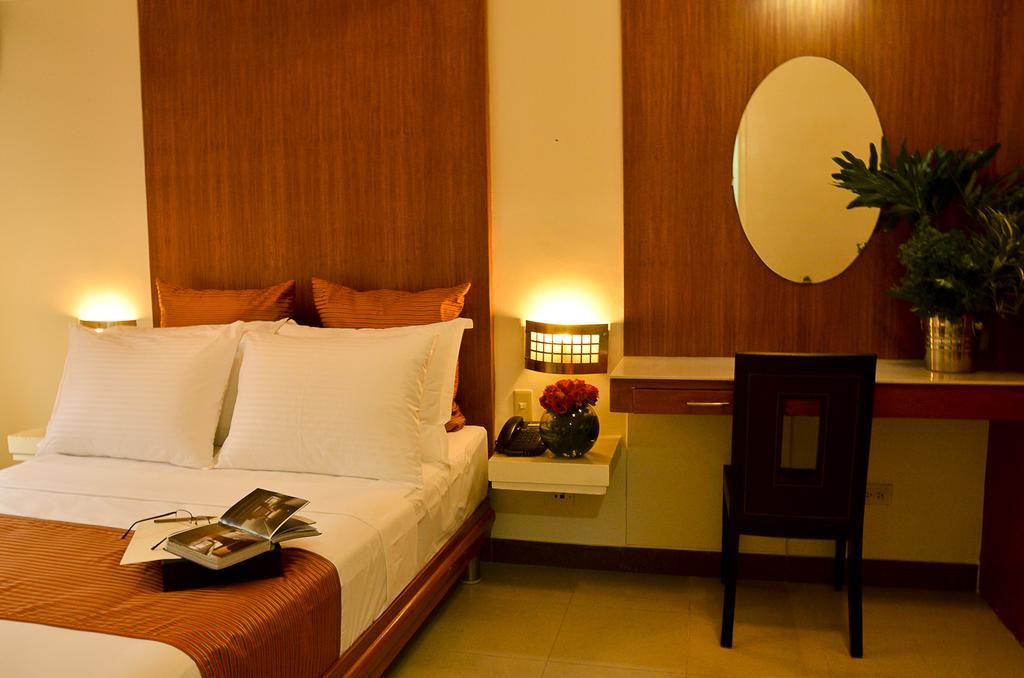 Pghi Hotel Quezon City Esterno foto