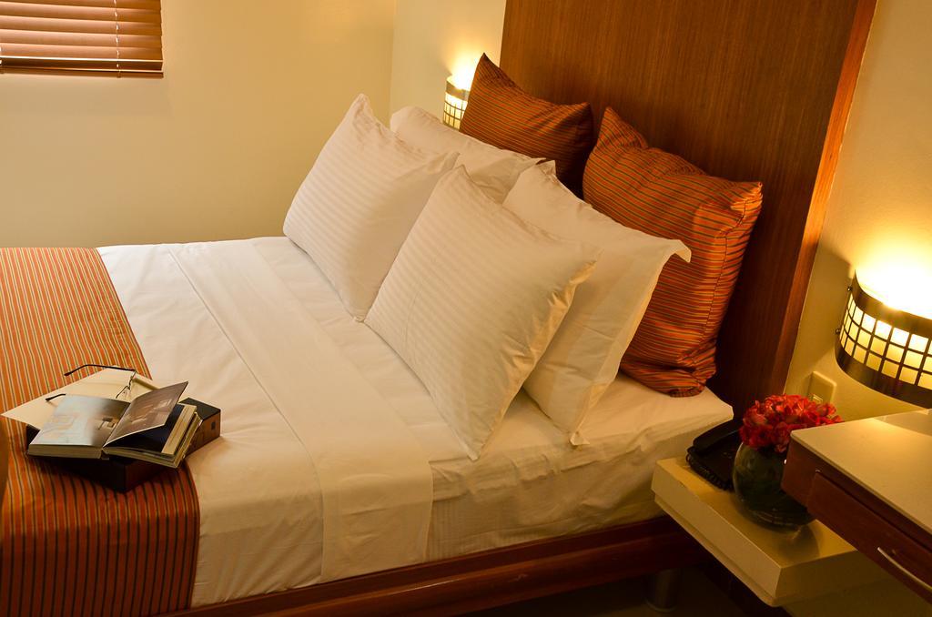Pghi Hotel Quezon City Esterno foto