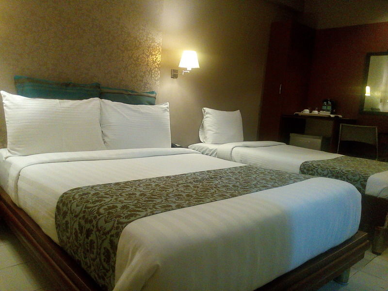 Pghi Hotel Quezon City Esterno foto