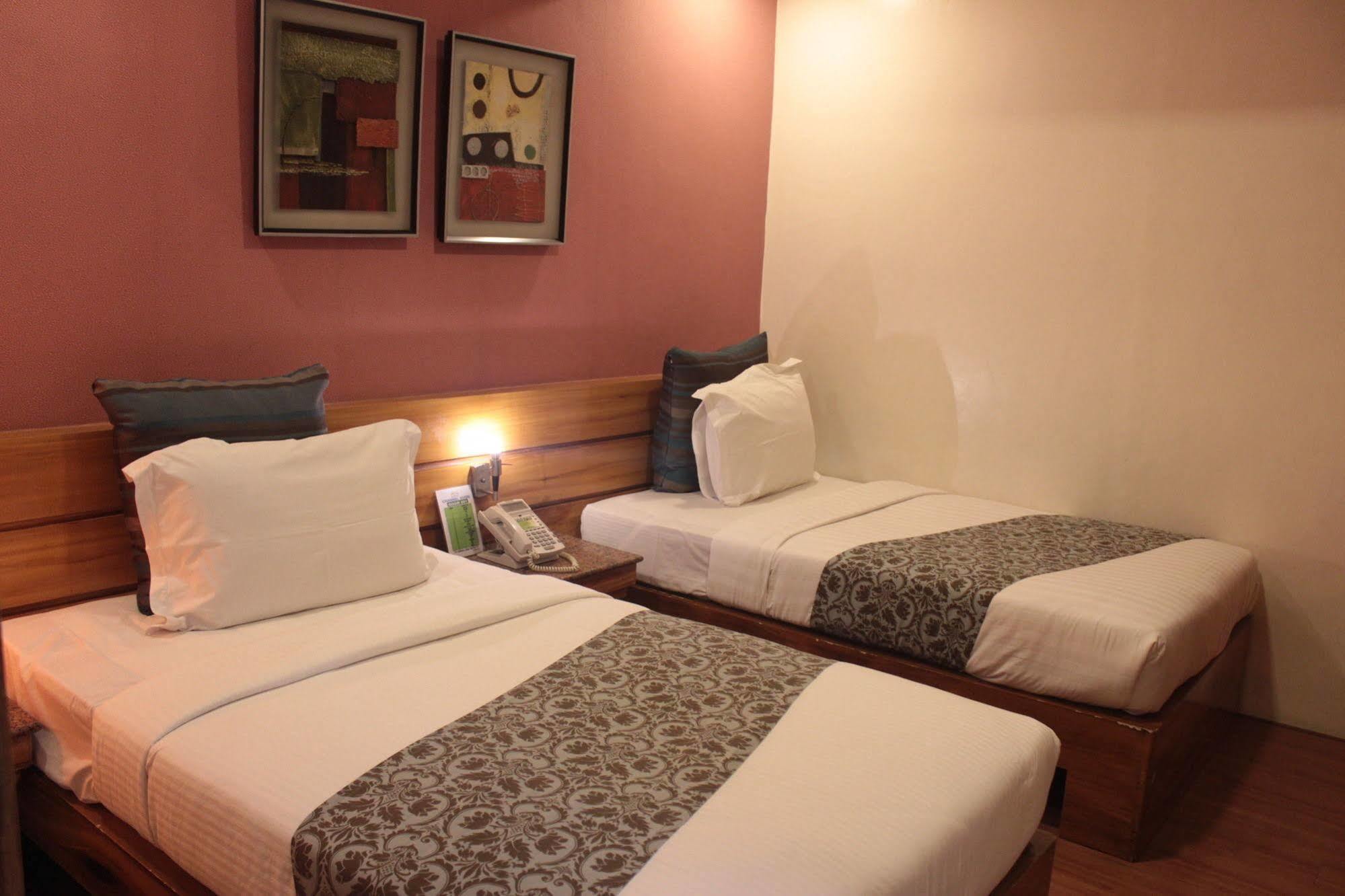Pghi Hotel Quezon City Esterno foto